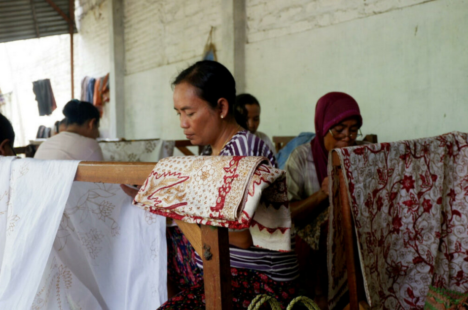 Pembatik tulis Lasem di Rumah Batik Kidang Mas, Desa Babagan, Lasem, Kabupaten Rembang, Jumat (9/3/2018). Regenerasi pembatik tulis Lasem terancam karena kaum muda lebih pilih bekerja sebagai buruh pabrik.