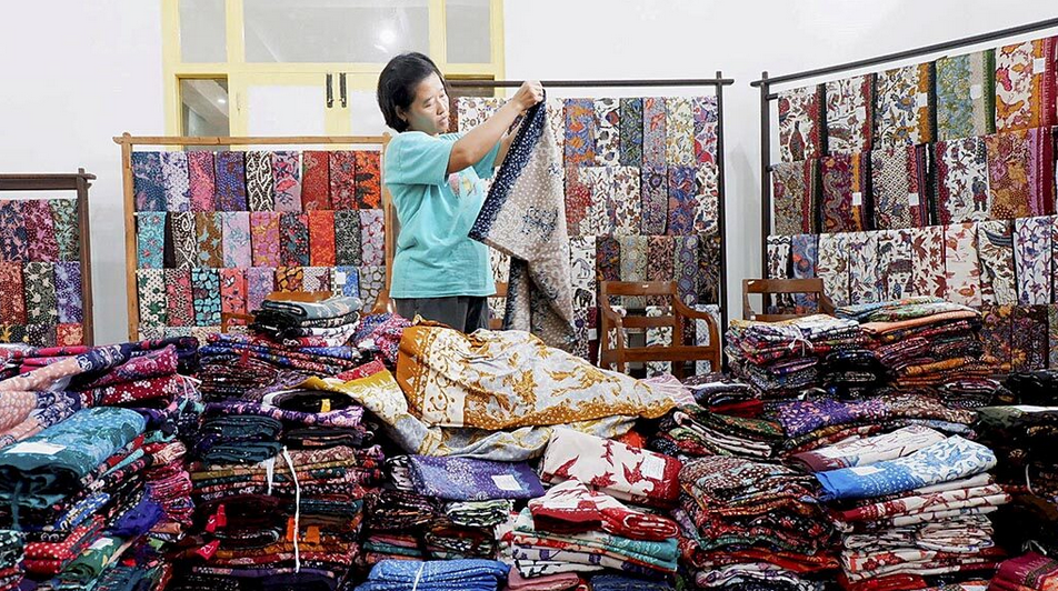Andriana Santoso, generasi ketiga pemilik batik tulis Lasem Pusaka Beruang, menata penyimpanan batik tulis Lasem di Desa Sumbergirang, Lasem, Kabupaten Rembang, Minggu (11/3/2018). Potensi pasar batik tulis Lasem di dalam negeri dan mancanegara cukup besar karena keunikan warna, motif tulis, dan nilai historisnya.