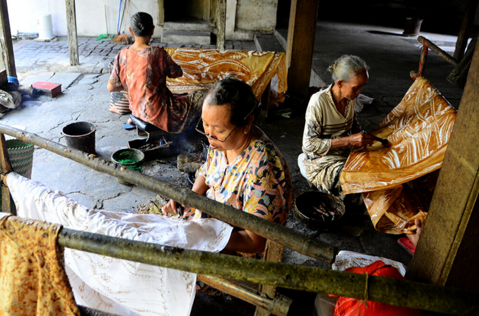Perajin batik Lasem saat bekerja (12/06/2017). Komunitas Kesengsem Lasem bersama Traval.co mengajak peserta tur virtual mengunjungi Lasem, kota batik penghasil batik tiga negeri tertua di Indonesia. Selama dua jam perjalanan Kisah Batik Tiga Negeri Lasem, peserta diajak mengenal sejarah, asal-usul, filosofi warna, makna motif dan fungsi batik untuk Indonesia.
