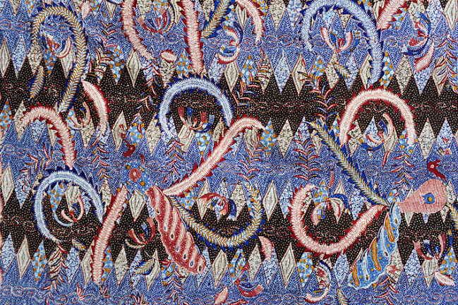 Motif batik lasem ”Gemblong Sak Iris” koleksi William Kwan. Motif ini biasanya digunakan oleh pasangan pengantin dan akan disimpan hingga tua. Bahkan, kadang diwariskan kepada anak cucu. Ketika suami pergi bekerja beberapa hari dan sang anak sakit, istri akan menyelimuti anaknya dengan kain ini yang dipercaya dapat meredakan sakit.